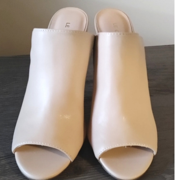 Le Chateau cream Mule heels Size 6 - Picture 2 of 6